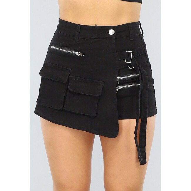 Schwarzer Cargo-Skort mit Schnallendetail