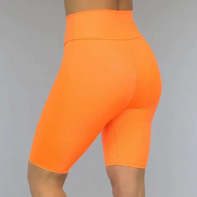 Orangefarbene Biker Short mit gekreuztem Riemen