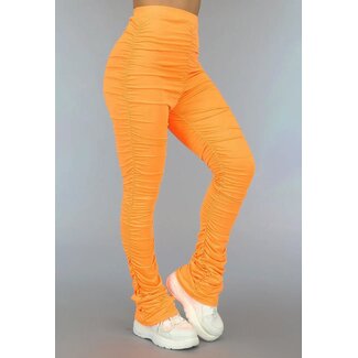 Orangefarbene Leggings mit langen, gefalteten Beinen