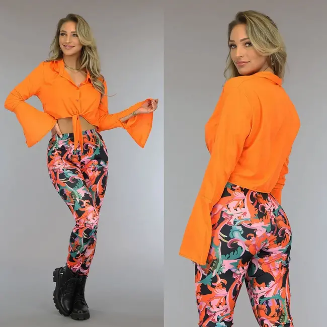 Zweiteiliges Set in Orange mit bedruckter Hose