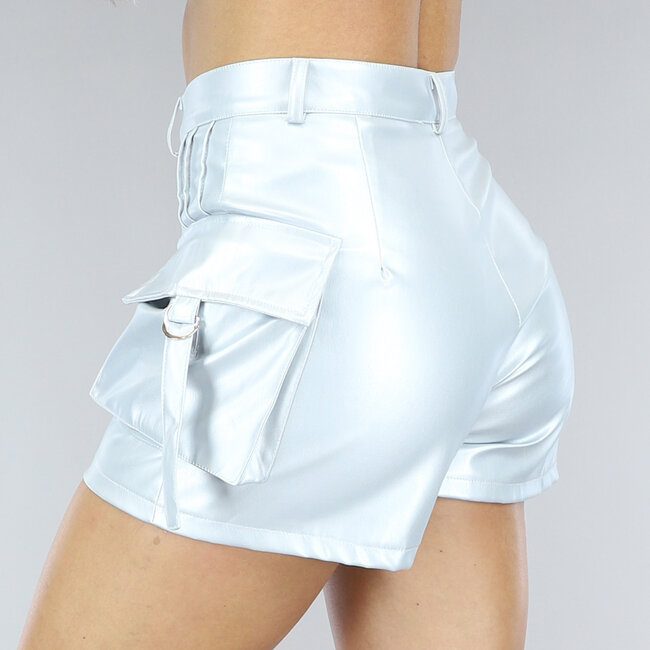 Metallisch-silberne Cargo-Shorts in Lederoptik mit hoher Taille
