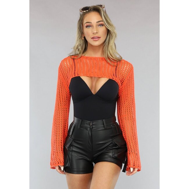 Orangefarbener Häkelbolero mit ausgestellten Ärmeln