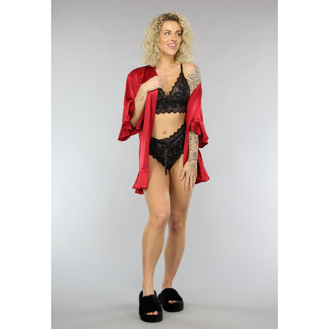 Roter Satin-Kimono mit Rüschen