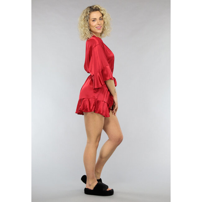 Roter Satin-Kimono mit Rüschen