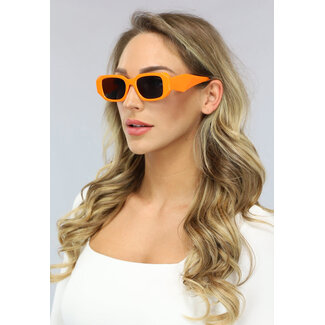 Orangefarbene Sonnenbrille mit breitem Rahmen