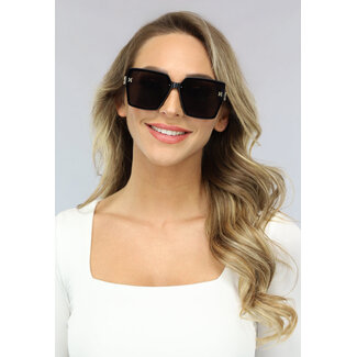 Große schwarze Sonnenbrille mit Details