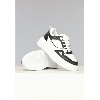 NEW0702 Niedrige weiße Sneakers mit schwarzen Details