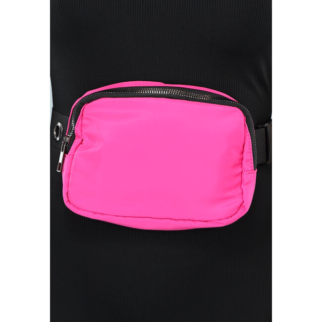 Harte rosa Hüfttasche mit schwarzem Riemen