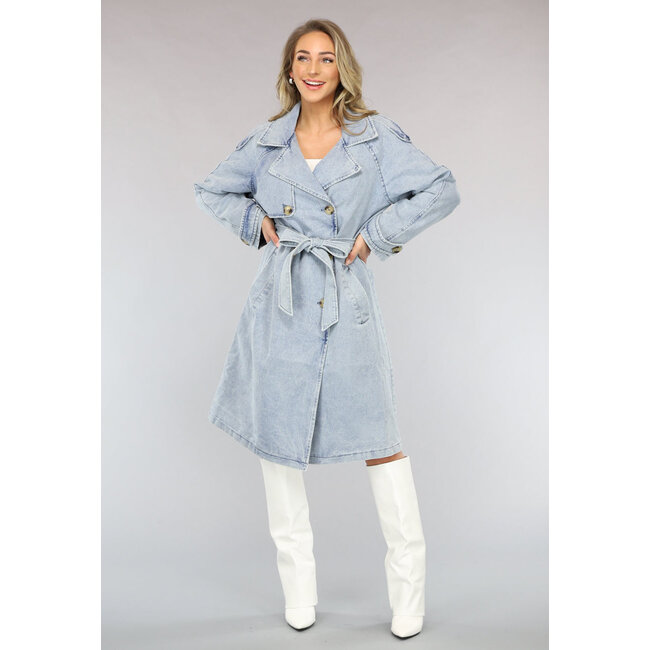 Hellblauer Trenchcoat aus Denim in Übergröße mit Gürtel
