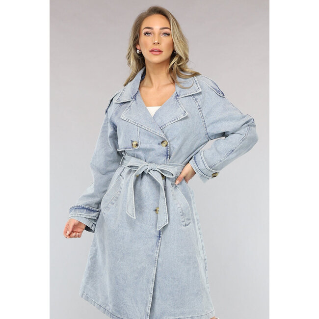 Hellblauer Trenchcoat aus Denim in Übergröße mit Gürtel