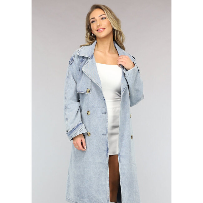 Hellblauer Trenchcoat aus Denim in Übergröße mit Gürtel