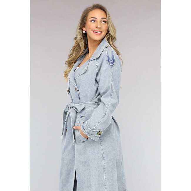 Hellblauer Trenchcoat aus Denim in Übergröße mit Gürtel