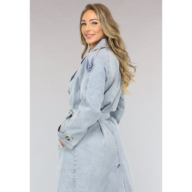 Hellblauer Trenchcoat aus Denim in Übergröße mit Gürtel