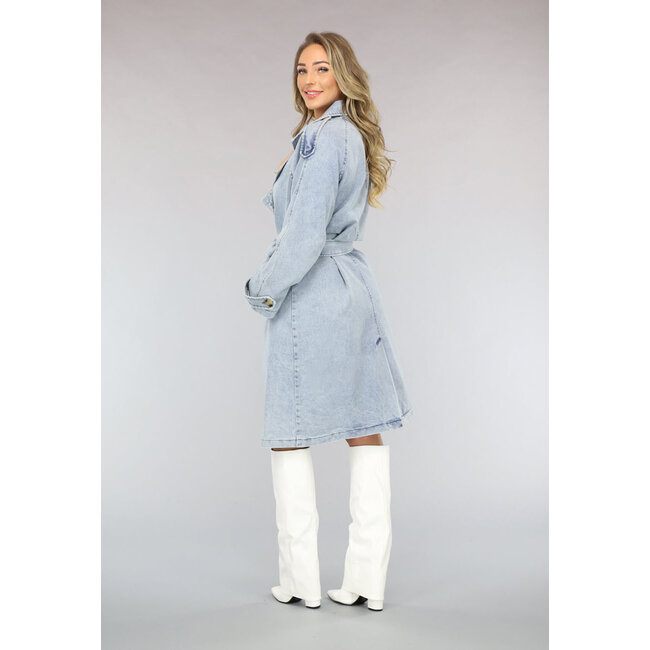 Hellblauer Trenchcoat aus Denim in Übergröße mit Gürtel