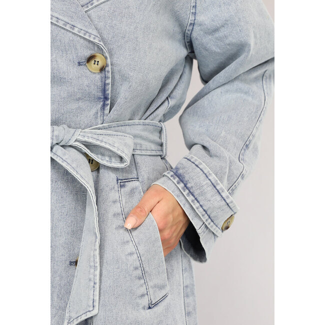Hellblauer Trenchcoat aus Denim in Übergröße mit Gürtel