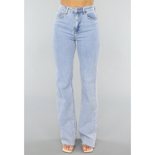 Blaue Jeans mit ausgestelltem Bein