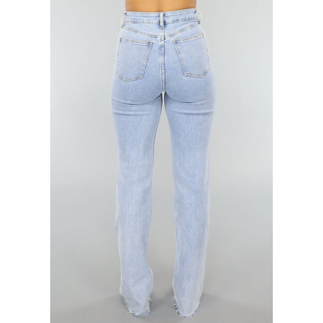 Blaue Jeans mit ausgestelltem Bein