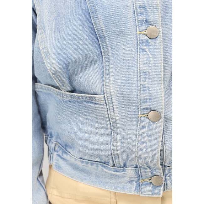 Hellblaue Jeansjacke mit großen Taschen