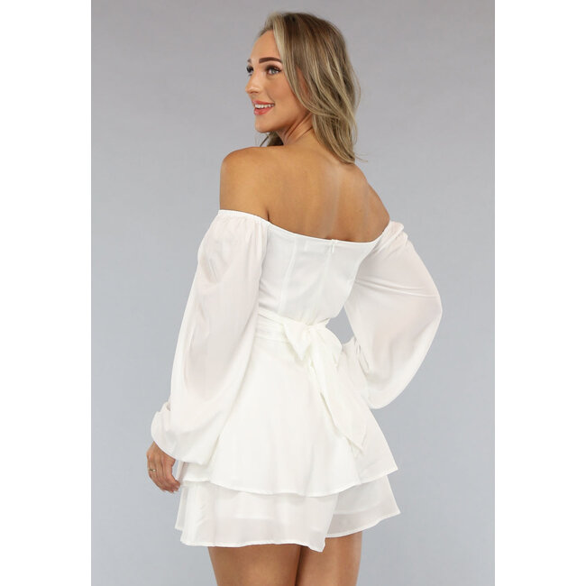 Weißer fließender Playsuit mit Schleifendetail