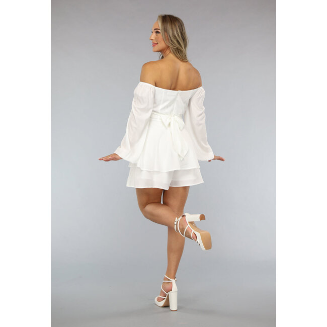 Weißer fließender Playsuit mit Schleifendetail