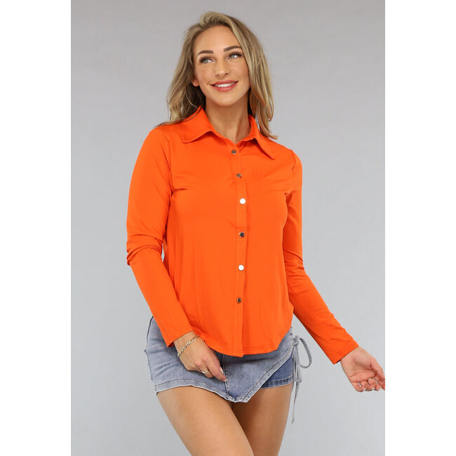 Orangefarbene Bluse mit goldenen Knöpfen