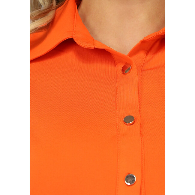 Orangefarbene Bluse mit goldenen Knöpfen