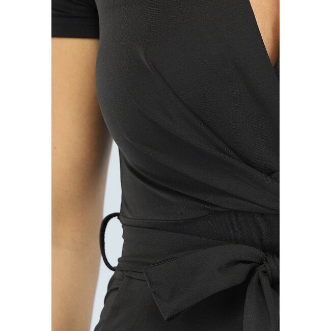 Schwarzer Jumpsuit mit weitem Bein, kurzen Ärmeln und Taillenband