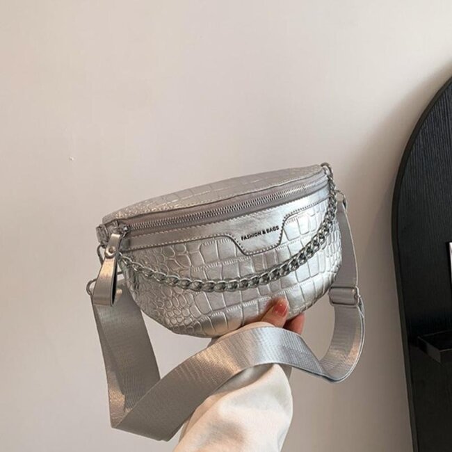 Silberne Kroko-Hüfttasche in Lederoptik mit Kette