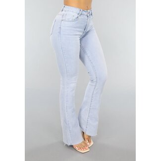 NEW0304 Hellblaue Flair Jeans mit Bleichflecken