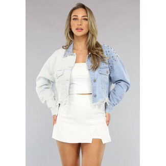 Hellblaue Jeansjacke mit Nieten
