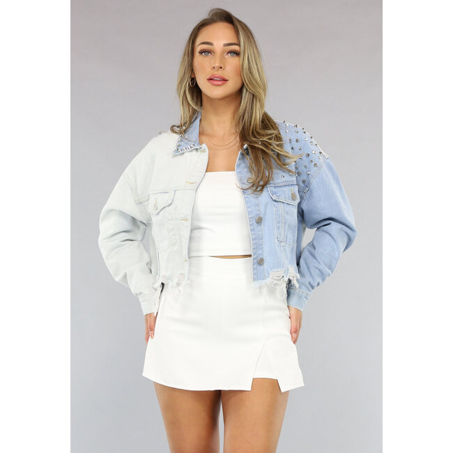 Hellblaue Jeansjacke mit Nieten