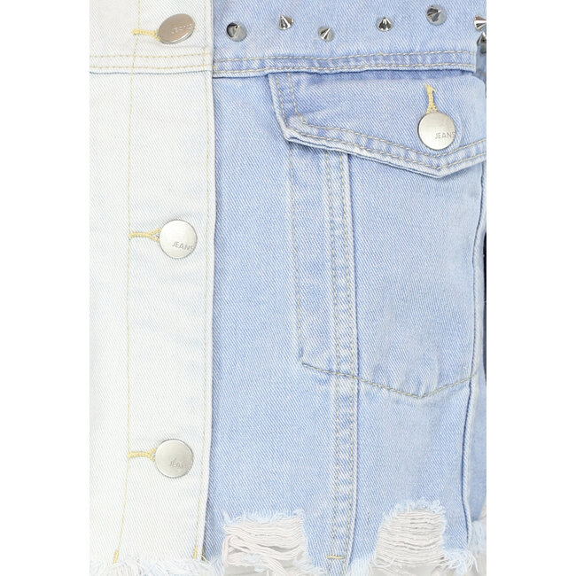 Hellblaue Jeansjacke mit Nieten