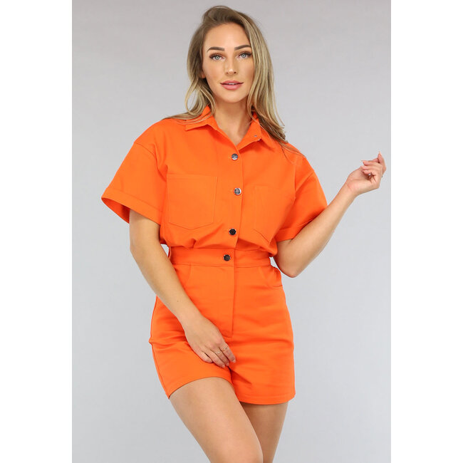 Orangefarbener Playsuit mit silbernen Knöpfen
