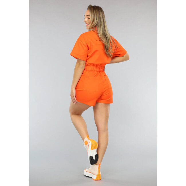 Orangefarbener Playsuit mit silbernen Knöpfen