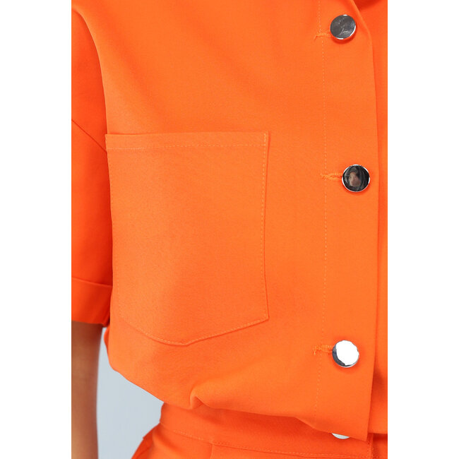 Orangefarbener Playsuit mit silbernen Knöpfen