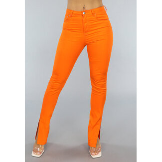 Orangefarbene Jeans mit Schlitz