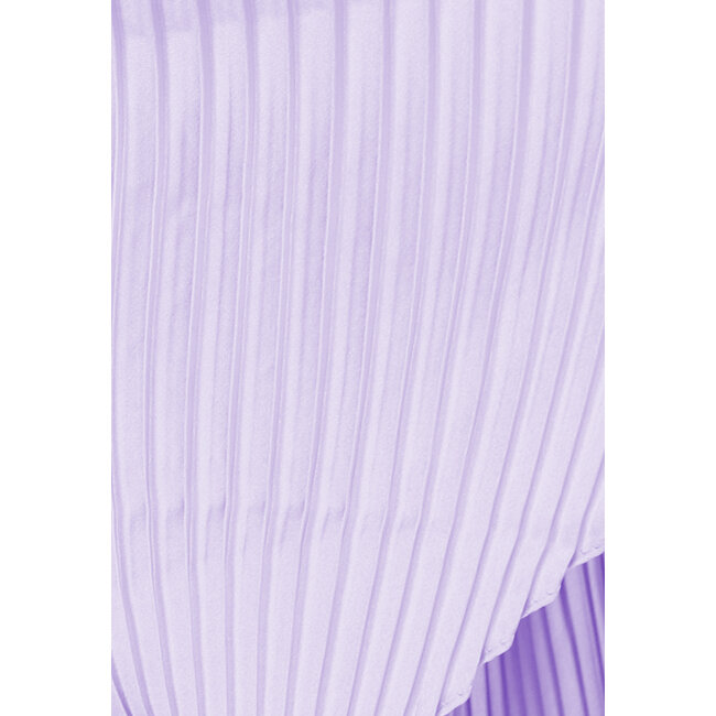 Fliederfarbener glänzender Rippenschal