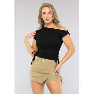 Schwarzes Top mit Schleifendetail und einer Schulter