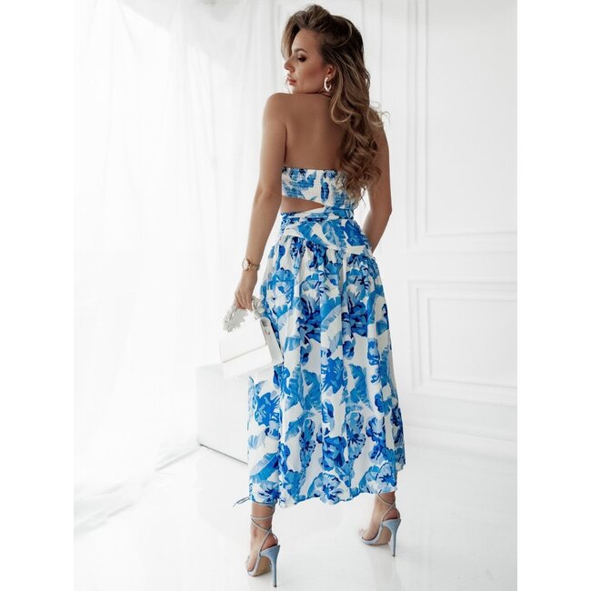 Weißes trägerloses Kleid mit blauem Aufdruck und Ausschnitt