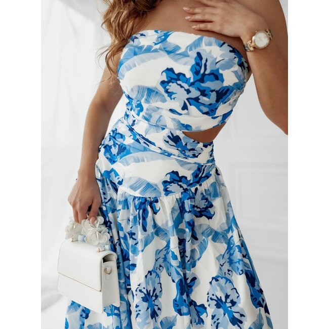Weißes trägerloses Kleid mit blauem Aufdruck und Ausschnitt