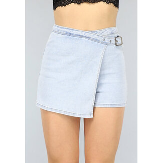 OP=OP.33.NL Hellblauer Denim-Skort mit Revers und Schnallendetail