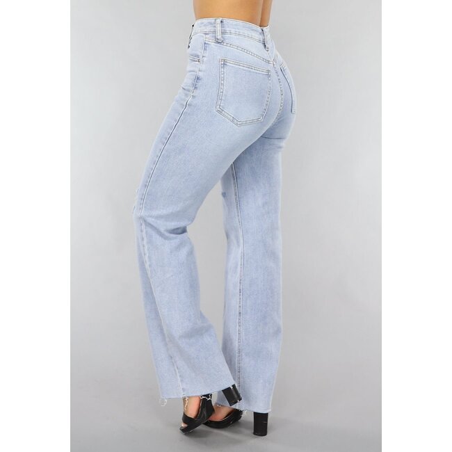 Hellblaue Denim-Jeans mit Knierissen