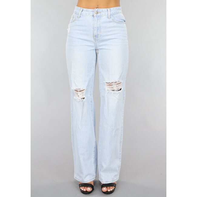 Hellblaue weite Jeans mit Knierissen