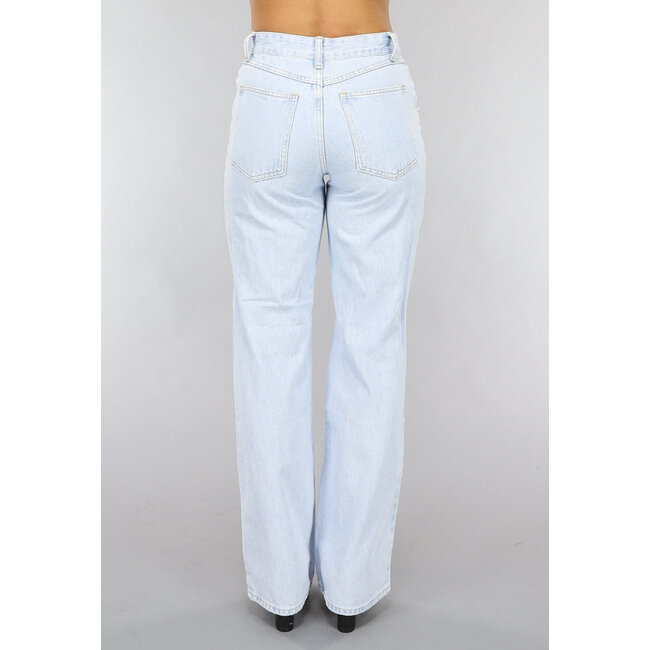 Hellblaue weite Jeans mit Knierissen