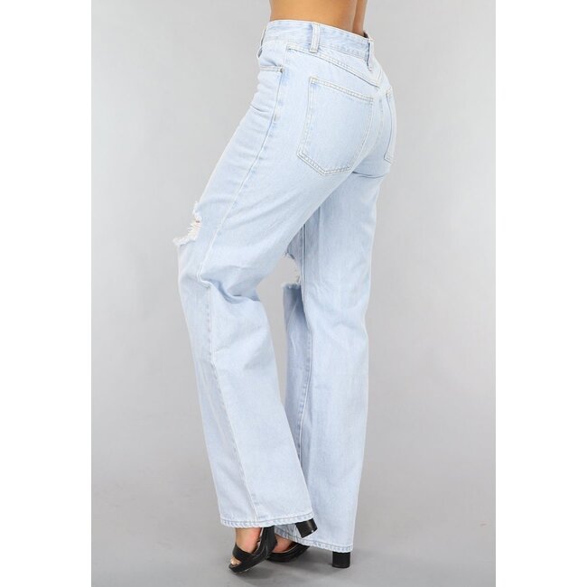 Hellblaue weite Jeans mit Knierissen
