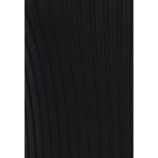Schwarzes kurzärmeliges Kleid mit passender Schleife