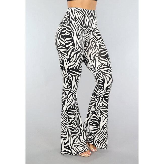 Weiße Flair-Hose mit Zebradruck und Gummizug am Bund