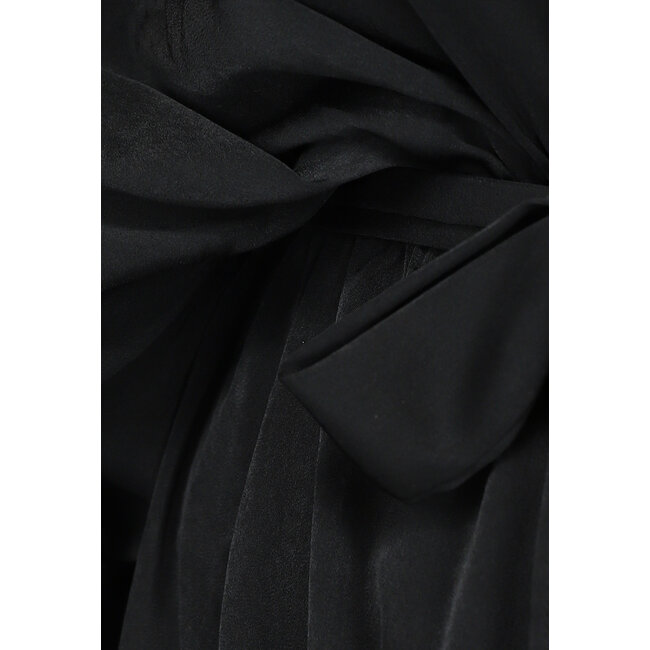 Langes schwarzes Kleid mit Taillenband