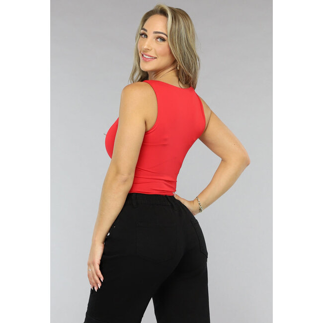 Rotes elastisches Top mit quadratischem Ausschnitt
