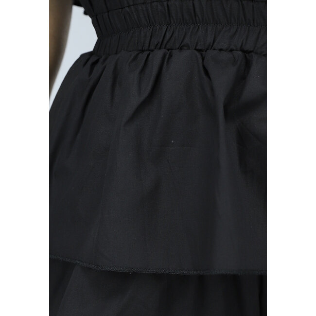 Schwarzer schulterfreier Playsuit mit Rüschen